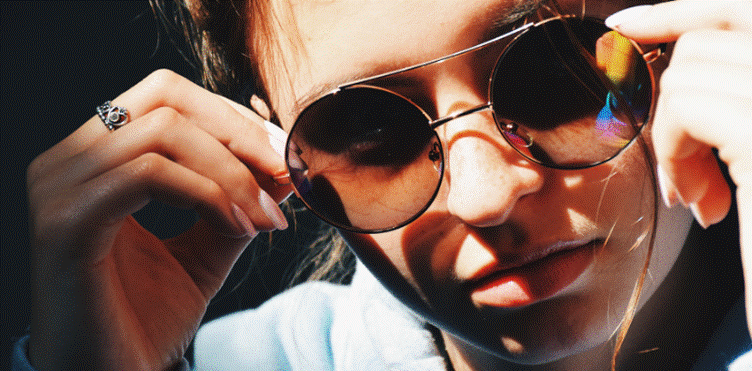 Woman wearing sunglasses posing to the camera
