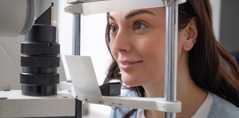 A female patient having an eye test at the eye doctor’s office.